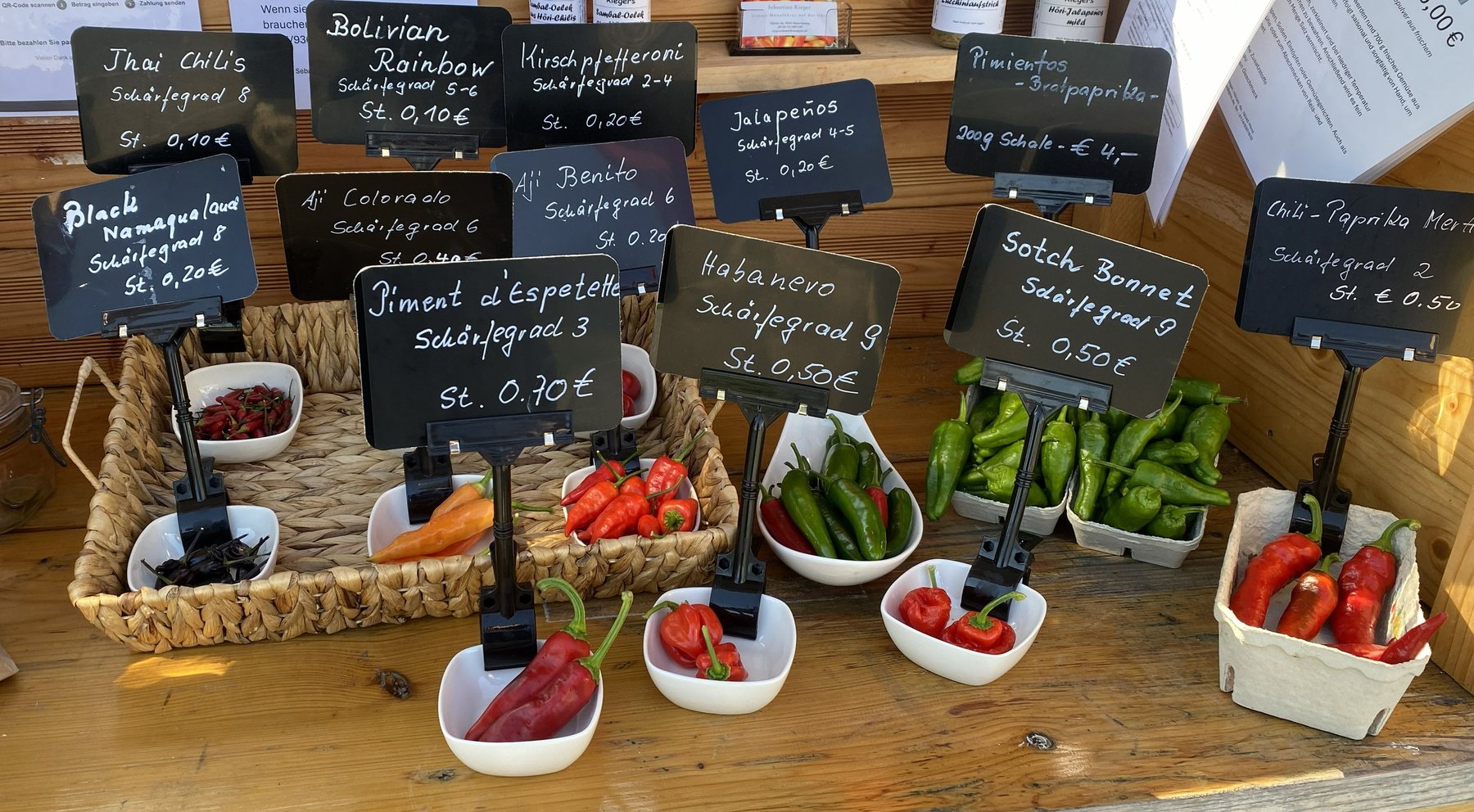 Frische Chilis am Verkaufsstand mit Schildern